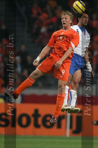 Amsterdam, 12 November 2005
Oefenwedstrijd Nederland-Italie eindstand 1-3
Dirk Kuyt in kopduel met Alessandro Nesta
© Foto Bart Bel