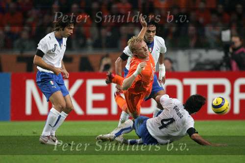 Amsterdam, 12 November 2005
Oefenwedstrijd Nederland-Italie eindstand 1-3
Dirk Kuyt wordt onderuit gehaald door Gennaro Ivan Gattuso
© Foto Bart Bel