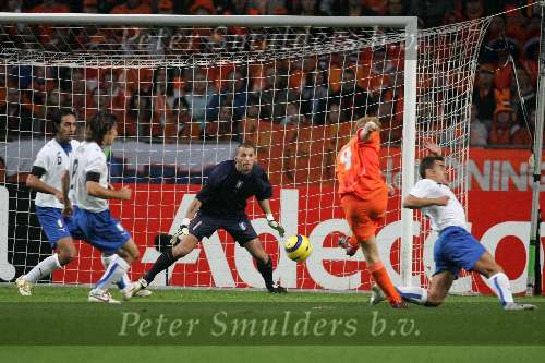 Amsterdam, 12 November 2005
Oefenwedstrijd Nederland-Italie eindstand 1-3
Dirk Kuyt schiet de bal hard op doel
© Foto Bart Bel