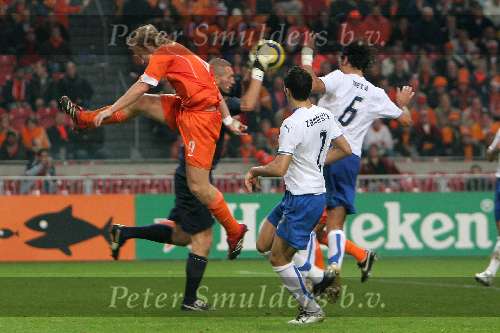 Amsterdam, 12 November 2005
Oefenwedstrijd Nederland-Italie eindstand 1-3
Dirk Kuyt gaat hard door op doelman Christian Abbiati
© Foto Bart Bel