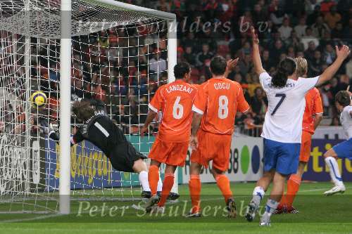 Amsterdam, 12 November 2005
Oefenwedstrijd Nederland-Italie eindstand 1-3
Edwin van der Sar is kansloos op de inzet van Alberto Gilardino 1-1
© Foto Bart Bel