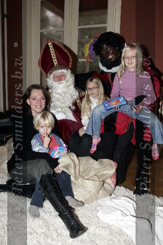 Hilversum 27 november 2005
Guido den Aantrekker als sinterklaas en Matthijs Albers als zwart piet op bezoek bij kinderen van Bn ers.
Esther Duller met haar kinderen