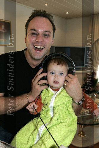 Fijnaart 5 november 2005
Frans Bauer opnames voor show van Edwin Evers van Radio 538 in huiskamer bij Frans thuis. Frans met Frans jr