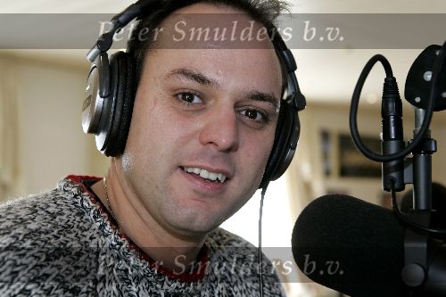 Fijnaart 5 november 2005
Frans Bauer opnames voor show van Edwin Evers van Radio 538 in huiskamer bij Frans thuis.  met koptelefoon