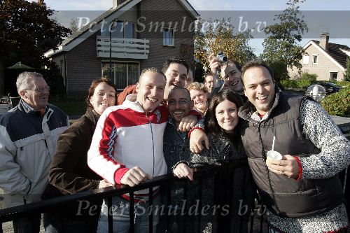 Fijnaart 5 november 2005
Frans Bauer opnames voor show van Edwin Evers van Radio 538 in huiskamer bij Frans thuis.  frans met fans