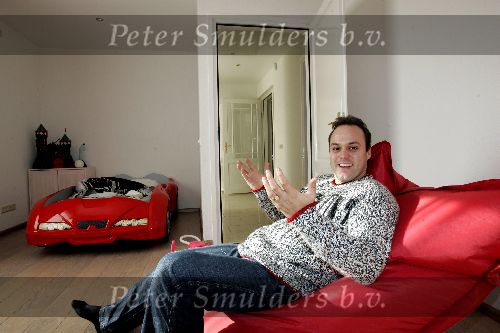 Fijnaart 5 november 2005
Frans Bauer verbouwing huis klaar.   Frans in nieuwe aanbouw