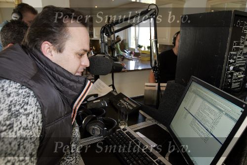 Fijnaart 5 november 2005
Frans Bauer opnames voor show van Edwin Evers van Radio 538 in huiskamer bij Frans thuis. achter computer