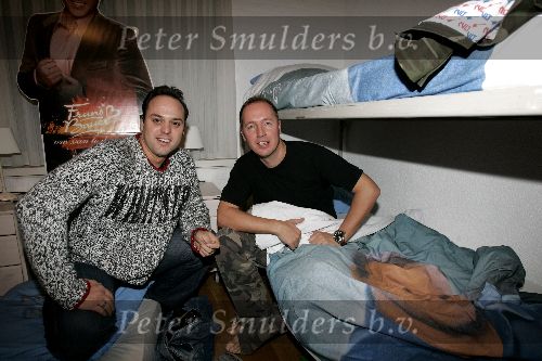 Fijnaart 5 november 2005
Frans Bauer opnames voor show van Edwin Evers van Radio 538 in huiskamer bij Frans thuis. Frans met Edwin in logeerkamer