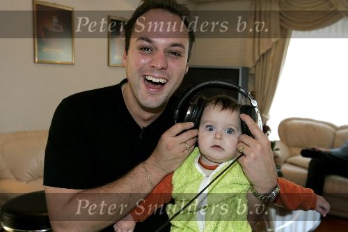 Fijnaart 5 november 2005
Opnames Edwin Evers radio 538 bij Frans bauer thuis.
Frans met Frans jr met koptelefoon