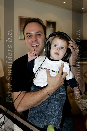 Fijnaart 5 november 2005
Opnames Edwin Evers radio 538 bij Frans bauer thuis.
Frans met Frans jr met koptelefoon