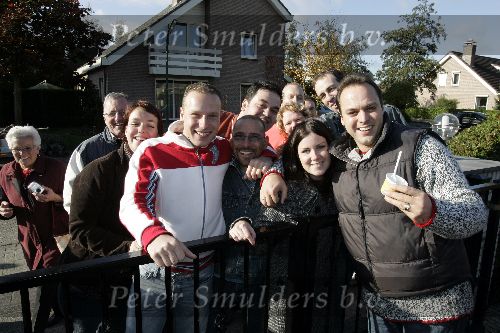 Fijnaart 5 november 2005
Frans Bauer opnames voor show van Edwin Evers van Radio 538 in huiskamer bij Frans thuis.  frans met fans