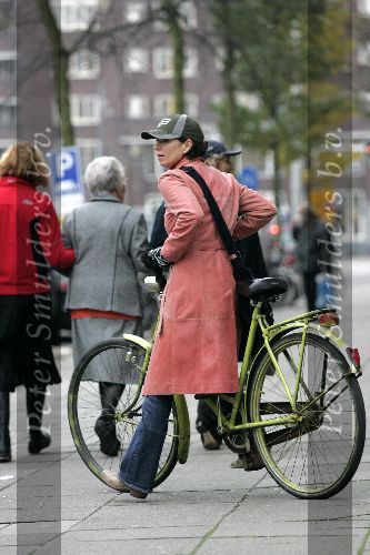 Amsterdam 23 november 2005
Frederique Huydts met petje op fiets