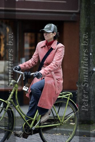 Amsterdam 23 november 2005
Frederique Huydts met petje op fiets