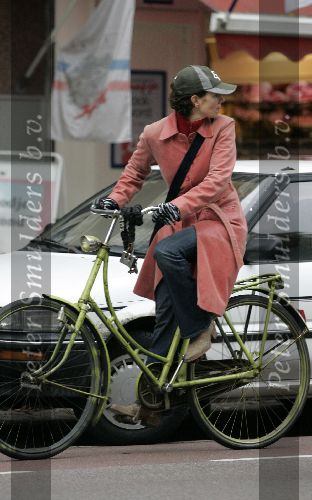 Amsterdam 23 november 2005
Frederique Huydts met petje op fiets