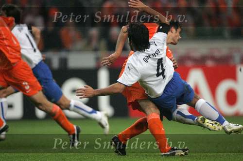 Amsterdam, 12 November 2005
Oefenwedstrijd Nederland-Italie eindstand 1-3
Phillip Cocu gaat het duel met Gennaro Ivan Gattuso hard in
© Foto Bart Bel