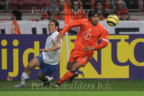 Amsterdam, 12 November 2005
Oefenwedstrijd Nederland-Italie eindstand 1-3
Giovanni van Bronckhorst in duel met  Mauro German Camoranesi
© Foto Bart Bel