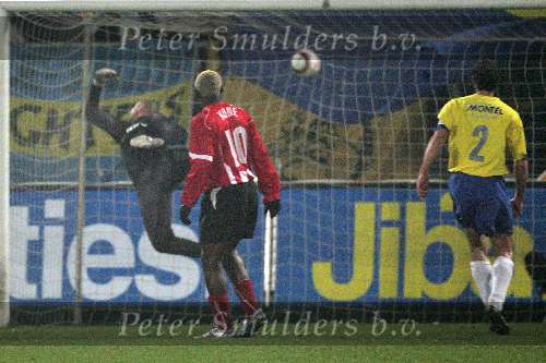 Waalwijk, 19 November 2005
Kompetitiewedstrijd seizoen 2005/2006
RKC-PSV eindstand 4-4
Gomes is kansloos op de inzet van Rik Hoogendorp 4-3