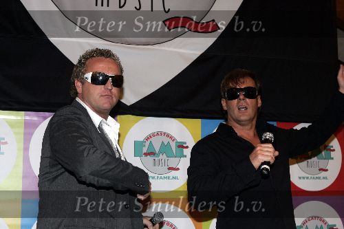 Amsterdam 10 november 2005
Presentatie dvd Gerard Joling en Gordon bij Fame.
optreden met zonnebril