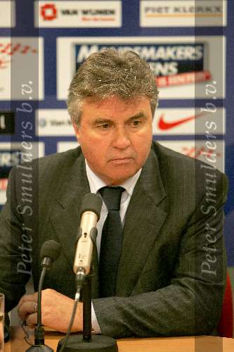 Waalwijk, 19 November 2005
Kompetitiewedstrijd seizoen 2005/2006
RKC-PSV eindstand 4-4
Guus Hiddink maakt een verslagen indruk bij de persconferentie