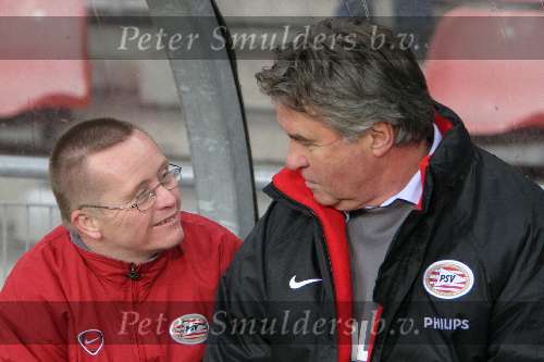 Eindhoven, 27 november 2005 Kompetitiewedstrijd Seizoen 2005/2006 
PSV-ADO Den Haag, eindstand 3-0 
Guus Hiddink zit naast een hele grote fan
© Foto Bart Bel