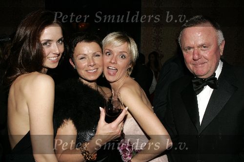 Amsterdam 28 november 2005
Beau Monde awards in het hilton.
Harry mens met ex vrouw Suze en dochters
