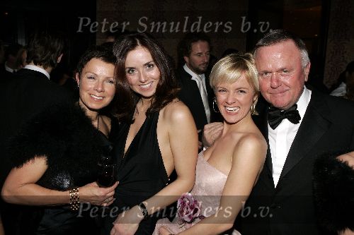 Amsterdam 28 november 2005
Beau Monde awards in het hilton.
Harry mens met ex vrouw Suze en dochters