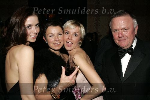 Amsterdam 28 november 2005
Beau Monde awards in het hilton.
Harry mens met ex vrouw Suze en dochters