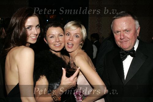 Amsterdam 28 november 2005
Beau Monde awards in het hilton.
Harry mens met ex vrouw Suze en dochters