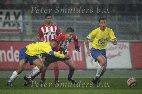 Waalwijk, 19 November 2005
Kompetitiewedstrijd seizoen 2005/2006
RKC-PSV eindstand 4-4
Ibrahim Afellay wordt aan zijn shirt getrokken door zijn tegenstander