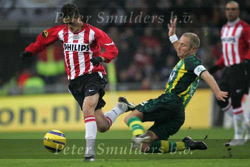 Eindhoven, 27 november 2005 Kompetitiewedstrijd Seizoen 2005/2006
PSV-ADO Den Haag, eindstand 3-0
Tommie v d Leegte haalt probeert Ibrahim Afelley af te stoppen
© Foto Bart Bel