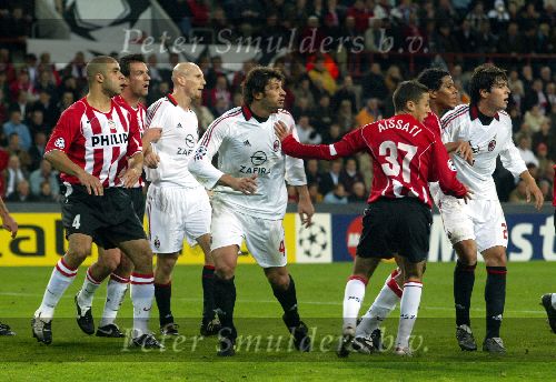 Eindhoven, 1 November 2005
Wedstrijd Champions League seizoen 2005/2006tussen PSV-AC Milaan, eindstand 1-0
Ismail Aissati in duel met Kakha Kaladze
© Foto: Peter Smulders