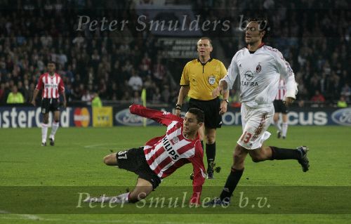 Eindhoven, 1 November 2005
Wedstrijd Champions League seizoen 2005/2006tussen PSV-AC Milaan, eindstand 1-0
Ismail Aissati in duel met Alessandro Nesta
© Foto: Peter Smulders