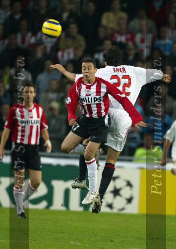 Eindhoven, 1 November 2005
Wedstrijd Champions League seizoen 2005/2006tussen PSV-AC Milaan, eindstand 1-0
Ismail Aissati in duel met Kaka
Foto: © Peter Smulders