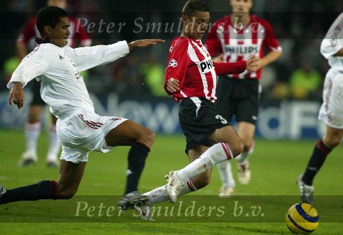 Eindhoven, 1 November 2005
Wedstrijd Champions League seizoen 2005/2006tussen PSV-AC Milaan, eindstand 1-0
Ismail Aissati in duel met Serginho
© Foto: Peter Smulders
