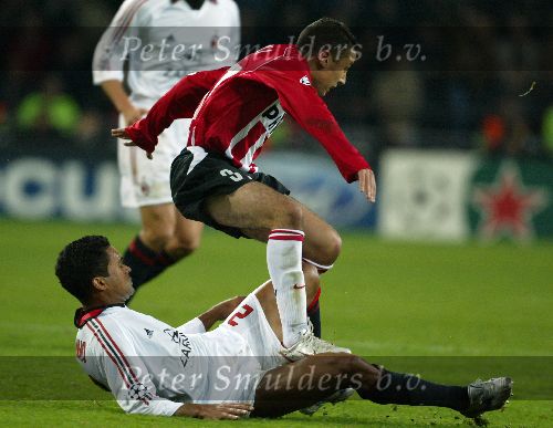 Eindhoven, 1 November 2005
Wedstrijd Champions League seizoen 2005/2006tussen PSV-AC Milaan, eindstand 1-0
Ismail Aissati in duel met Serginho
© Foto: Peter Smulders