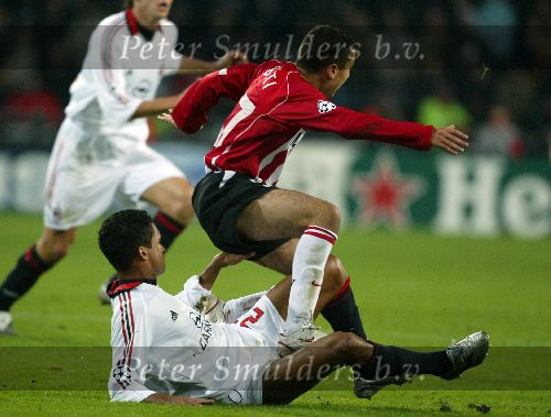 Eindhoven, 1 November 2005
Wedstrijd Champions League seizoen 2005/2006tussen PSV-AC Milaan, eindstand 1-0
Ismail Aissati in duel met Serginho
© Foto: Peter Smulders