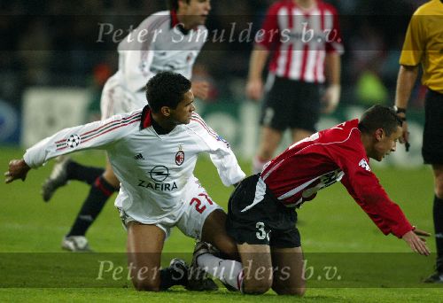 Eindhoven, 1 November 2005
Wedstrijd Champions League seizoen 2005/2006tussen PSV-AC Milaan, eindstand 1-0
Ismail Aissati in duel met Serginho
Foto: © Peter Smulders