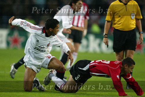 Eindhoven, 1 November 2005
Wedstrijd Champions League seizoen 2005/2006tussen PSV-AC Milaan, eindstand 1-0
Ismail Aissati in duel met Serginho
© Foto: Peter Smulders