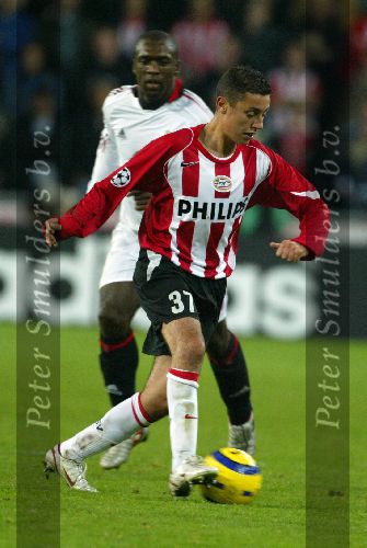Eindhoven, 1 November 2005
Wedstrijd Champions League seizoen 2005/2006tussen PSV-AC Milaan, eindstand 1-0
Ismail Aissati met achter hem Clarence Seedorf
Foto: © Peter Smulders