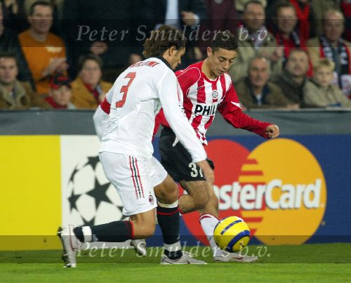 Eindhoven, 1 November 2005
Wedstrijd Champions League seizoen 2005/2006tussen PSV-AC Milaan, eindstand 1-0
Ismail Aissati in duel met Paolo Maldini
Foto: © Peter Smulders