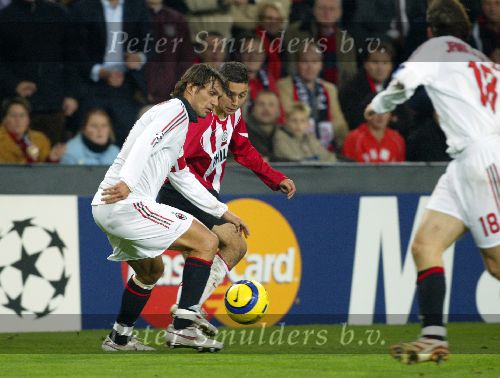 Eindhoven, 1 November 2005
Wedstrijd Champions League seizoen 2005/2006tussen PSV-AC Milaan, eindstand 1-0
Ismail Aissati in duel emt Paolo Maldini
Foto: © Peter Smulders