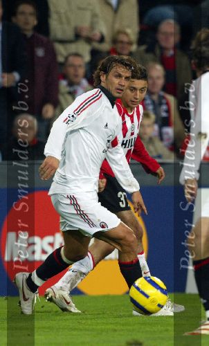 Eindhoven, 1 November 2005
Wedstrijd Champions League seizoen 2005/2006tussen PSV-AC Milaan, eindstand 1-0
Ismail Aissati in duel met Paolo Maldini
Foto: © Peter Smulders