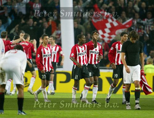 Eindhoven, 1 November 2005
Wedstrijd Champions League seizoen 2005/2006tussen PSV-AC Milaan, eindstand 1-0
Blijdschap bij Ismail Aissati en DaMarcus Beasley na afloop wedstrijd. Droevenis bij Paolo Maldini
Foto: © Peter Smulders