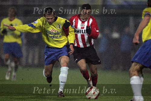 Waalwijk, 19 November 2005
Kompetitiewedstrijd seizoen 2005/2006
RKC-PSV eindstand 4-4
Ismail Aissati in duel met zijn tegenstander Dominique van Dijk