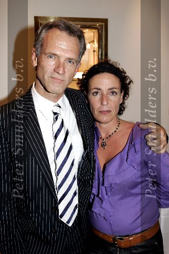 Amsterdam 21 november 2005
Presentatie boek Jaap Jongbloed en Simon Vuyk bij Mont Blanc op pc hooftstraat.   Jaap met zijn vrouw
