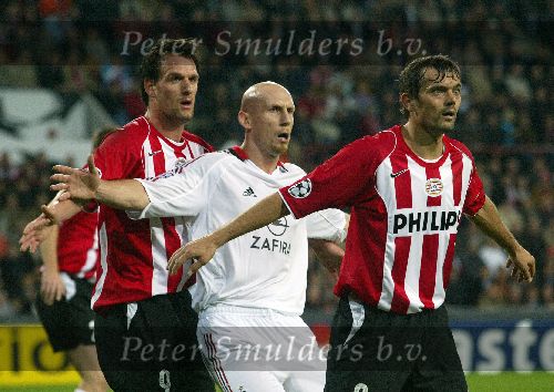 Eindhoven, 1 November 2005
Wedstrijd Champions League seizoen 2005/2006 tussen PSV-AC Milaan, eindstand 1-0
Jaap Stam tussen Phillip Cocu en Jan Vennegoor of Hesselink
© Foto: Peter Smulders