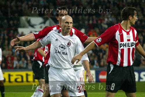 Eindhoven, 1 November 2005
Wedstrijd Champions League seizoen 2005/2006 tussen PSV-AC Milaan, eindstand 1-0
Jaap Stam tussen Phillip Cocu en Jan Vennegoor of Hesselink
© Foto: Peter Smulders