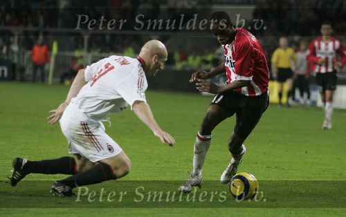 Eindhoven, 1 November 2005
Wedstrijd Champions League seizoen 2005/2006 tussen PSV-AC Milaan, eindstand 1-0
Jaap Stam haalt DaMarcus Beasley
onderuit en krijgt zijn tweede gele kaart (rood ) en kan vertrekken
© Foto: Peter Smulders