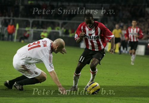 Eindhoven, 1 November 2005
Wedstrijd Champions League seizoen 2005/2006 tussen PSV-AC Milaan, eindstand 1-0
Jaap Stam haalt DaMarcus Beasley
onderuit en krijgt zijn tweede gele kaart (rood ) en kan vertrekken
© Foto: Peter Smulders