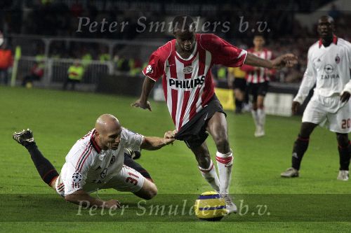 5{\0\0\0\0\0\0\0\0\0$ovember 2005
Wedstrijd Champions League seizoen 2005/2006 tussen PSV-AC Milaan, eindstand 1-0
Jaap Stam haalt DaMarcus Beasley
onderuit en krijgt zijn tweede gele kaart (rood ) en kan vertrekken        Shirtje trekken
© Foto: Peter Smulders